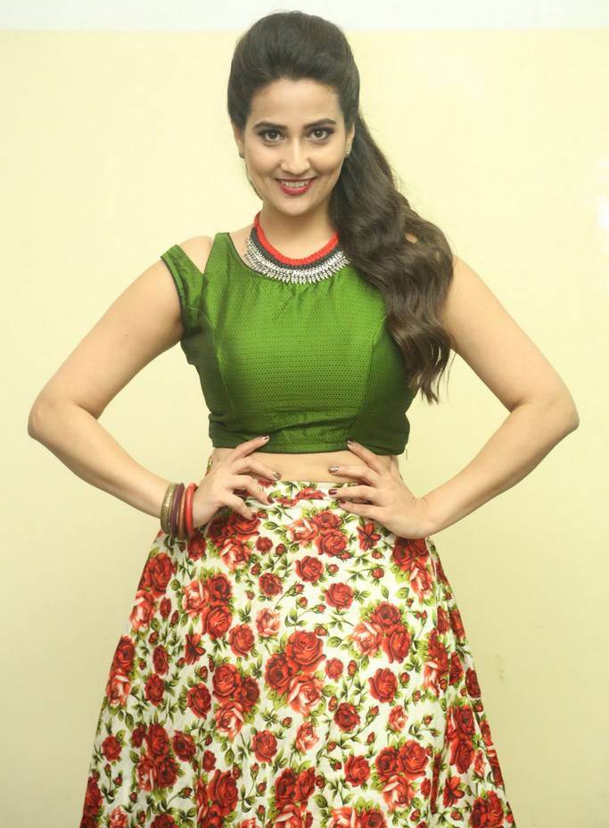 Telugu Television Actress Manjusha Hot Looking Face In Green Dress