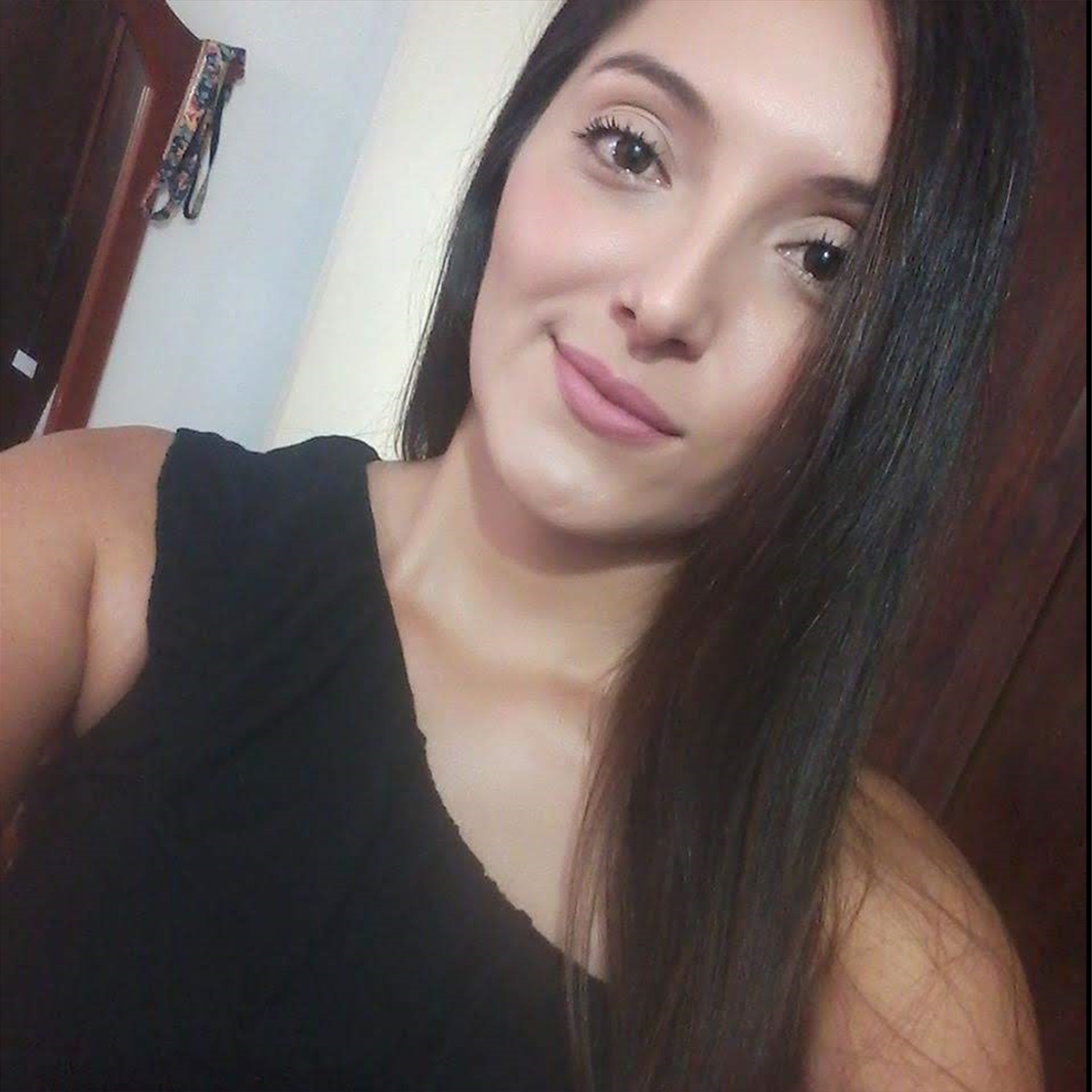 ALEJA KASTAÑO DESNUDA