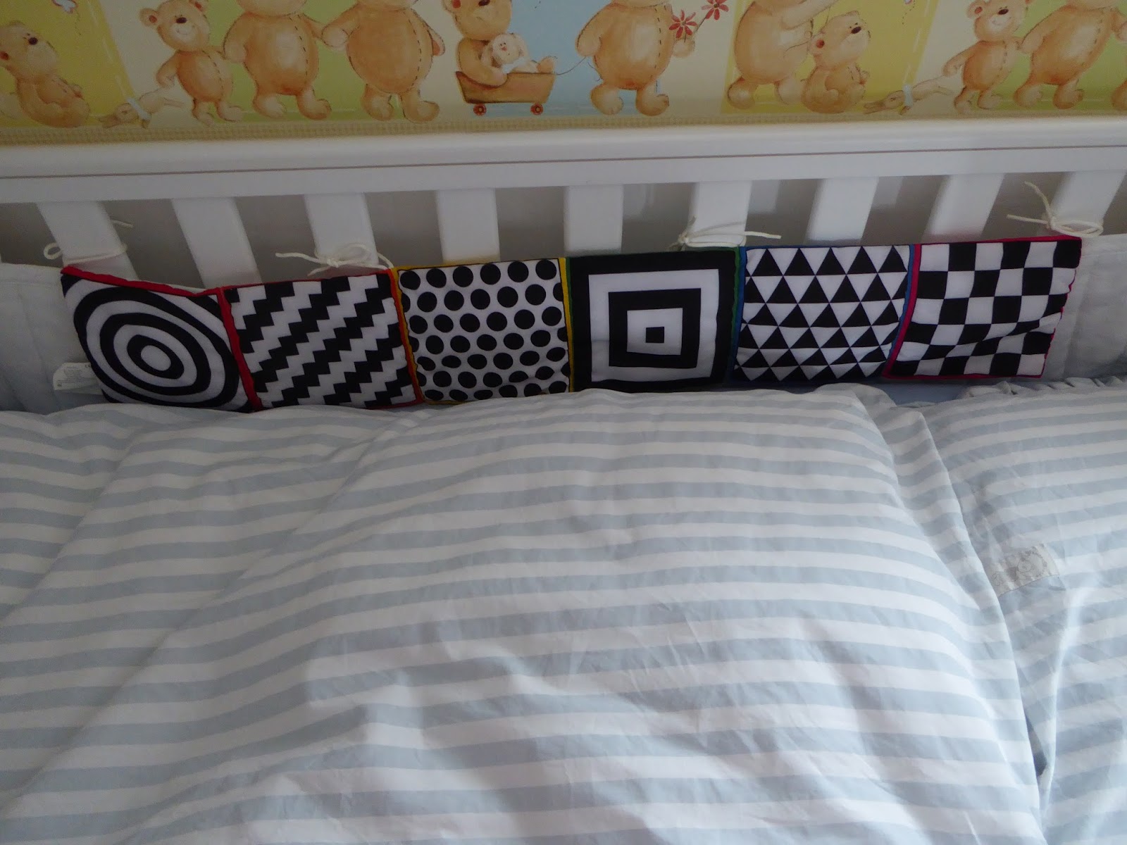 family-fecs-let-baby-look-at-black-white-red-patterns-things