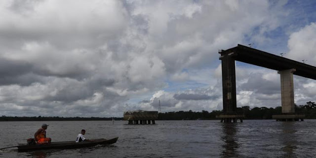 Ponte sobre Rio Moju desaba, mas governador decreta estado de emergência