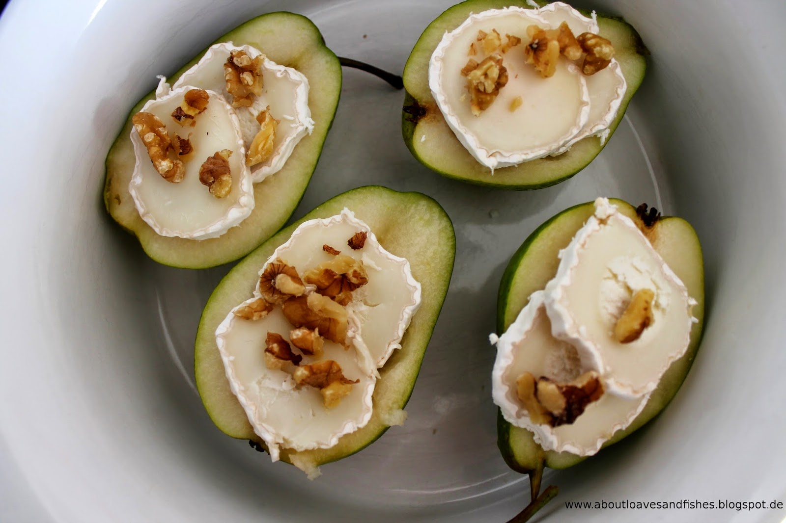 About Loaves and Fishes: Birnen mit Ziegenkäse, Walnüssen und Honig