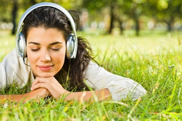 La musique adoucit les coeurs Jeune fille en ecoutant de la musique - Girl feeling music positive effects