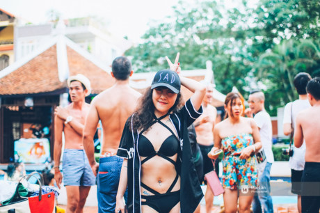 Pool party cuoi tuan - Con gai Ha Noi, khi muon sexy thi cung sexy het co! - Anh 12