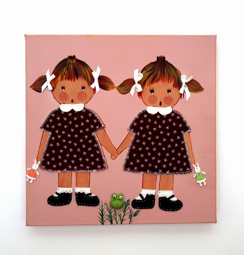cuadro infantil con dos niñas gemelas en rosa y granate con detalles en relieve