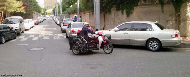 Moto adaptada para conducir sobre silla de ruedas