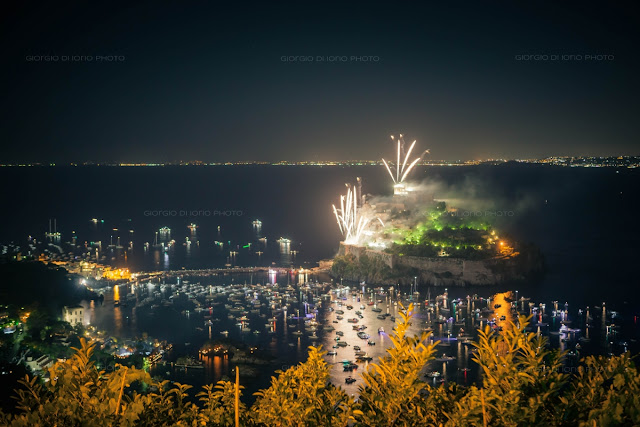 Festa a mare agli scogli di Sant' Anna, Festa di Sant' Anna 2015, foto fuochi d'artificio Ischia, Incendio del Castello Aragonese Ischia, Baia di Sant' Anna, Scogli di Sant' Anna, 