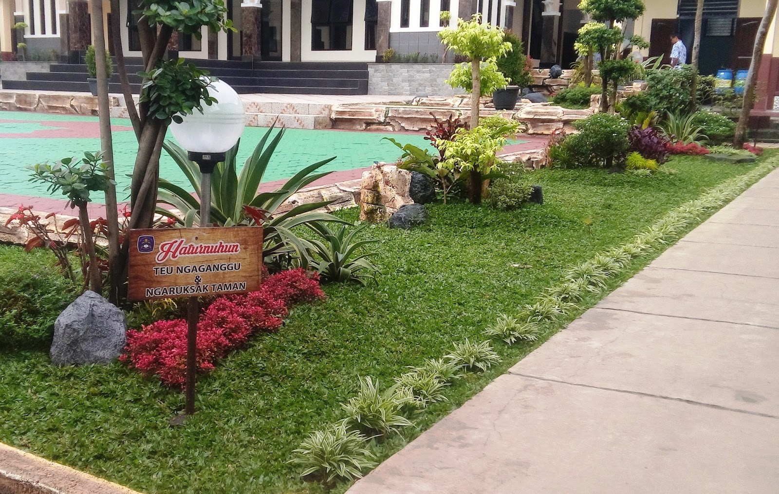  DESAIN  TAMAN SEKOLAH DENGAN BUNGA  HIAS BONSAI TAMAN 