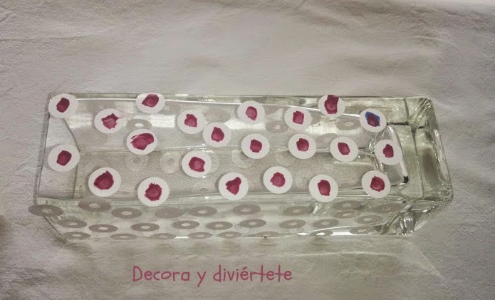 decorar jarrón , DIY, manualidad , pintauñas , jarrón cristal, topos , lunares