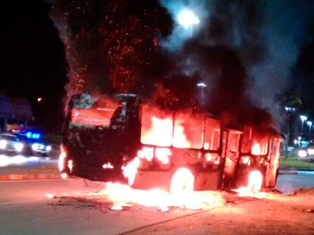 Ônibus foi incendiado no bairro de Novo Lomanto, em Itabuna (Foto: Jefferson Teixeira / Verdinho Itabuna)