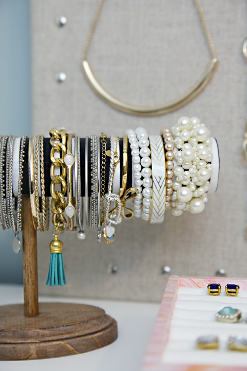 DIY Earring Organizer | Club Chica Circle - where crafty is contagious