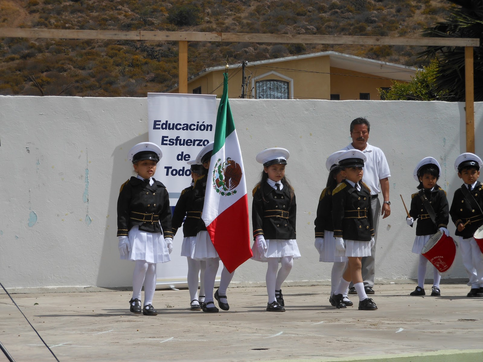 Educación BC: RINDEN HONORES A LA BANDERA EN EL JARDÍN DE NIÑOS