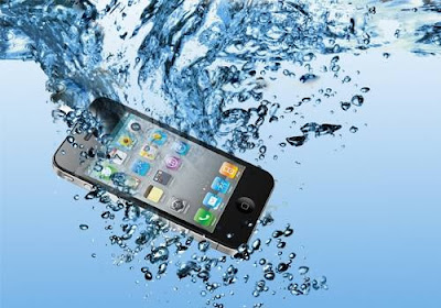 مشكلة سقوط الهاتف الذكي في الماء حلول الأجهزة والتطبيقات