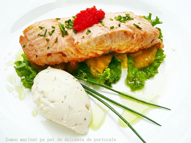 Somon marinat pe pat de dulceata de portocale