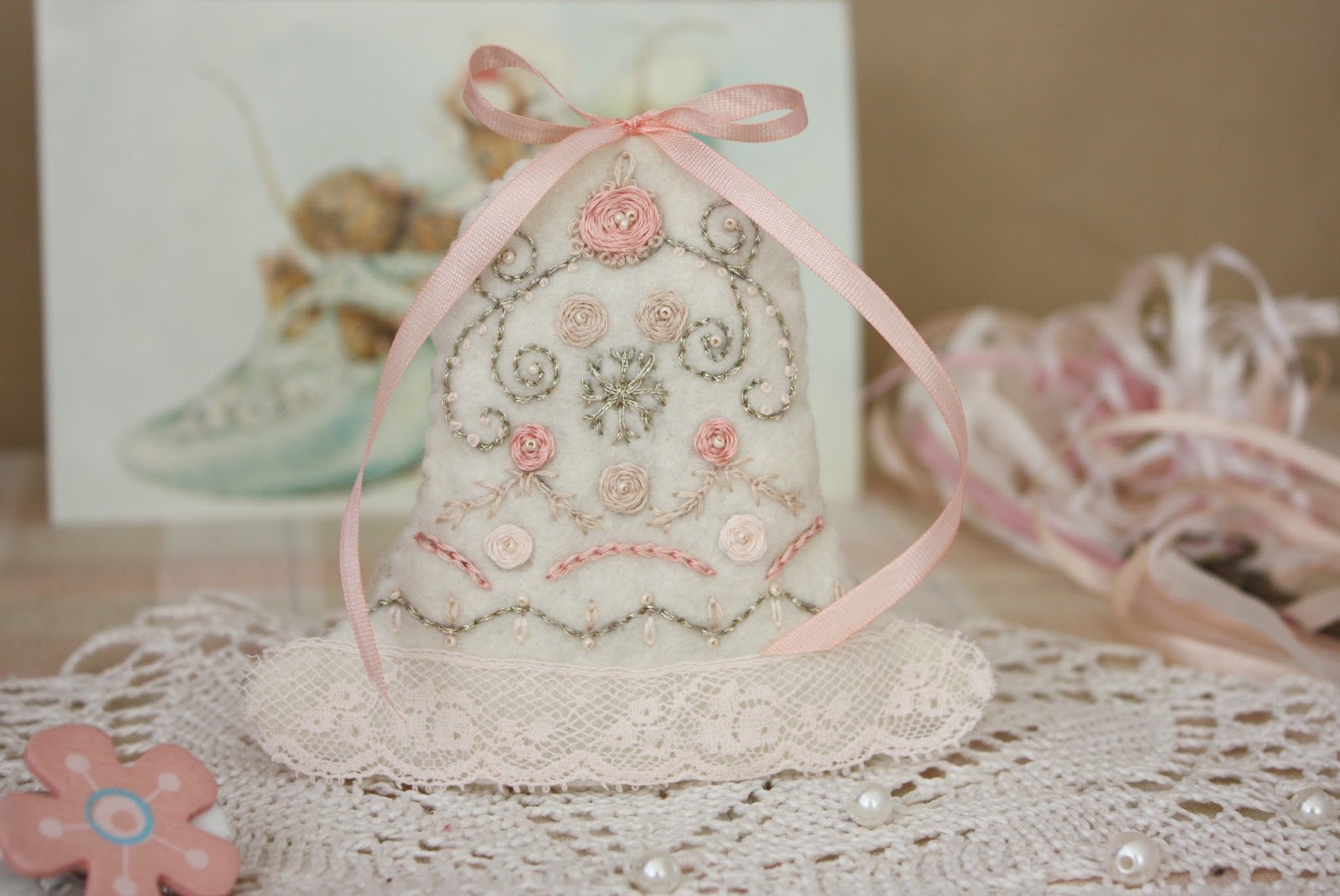 цветы в снегу. нежнейший звон. нежные весенние цветы. зимние цветы. красивые колокольчики.