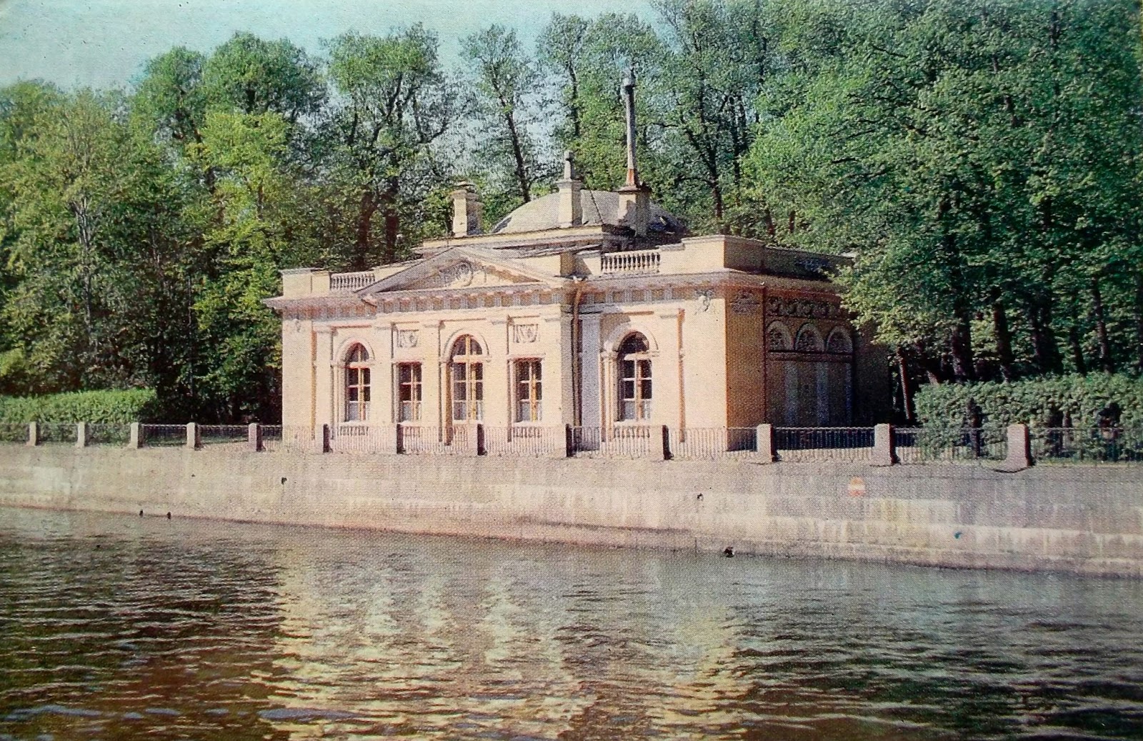 Кофейный домик в летнем саду в Санкт-Петербурге