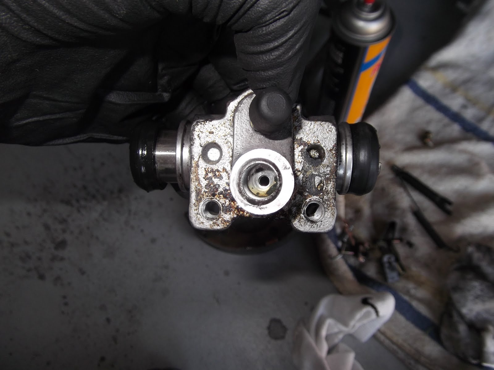 Omid's DIY web log: 2002 Honda Civic HX Rear Drum Brake & Wheel