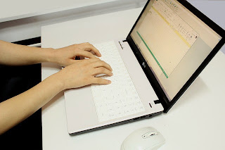trabajar online manos sobre computadora