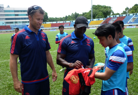 Huyền thoại MU: Cầu thủ nghiệp dư Việt Nam có tố chất riêng - Ảnh 4 Huyen thoai MU: Cau thu nghiep du Viet Nam co to chat rieng - Anh 4