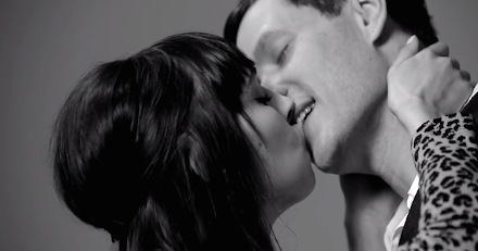 First Kiss - 20 Fremde küssen sich vor der Kamera ( 1 Video )