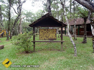 Placa com informações do Parque da Ferradura na cidade de Canela em Rio Grande do Sul.