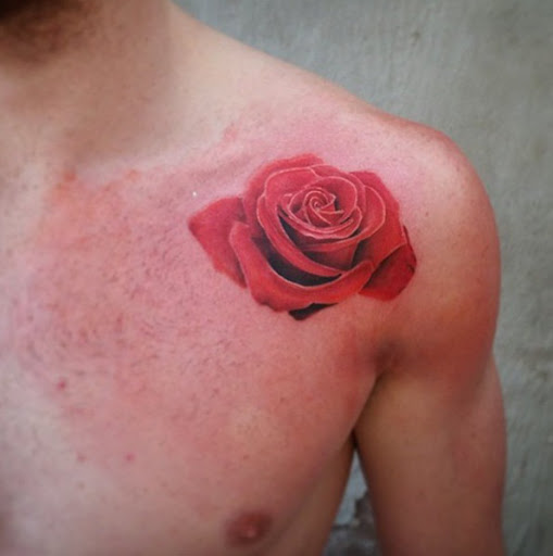 Esta rosa vermelha no ombro