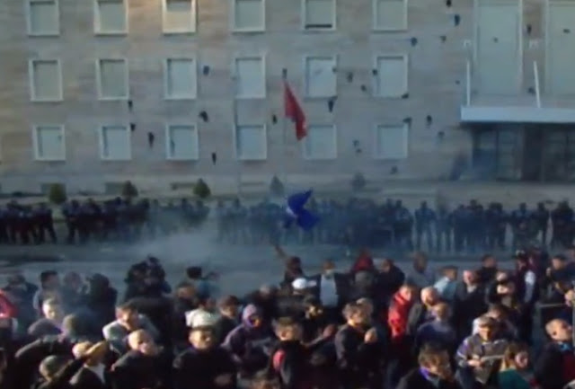 Tirana Protest: cocktail Molotov and tear gas, dozens police officers injured, 5 protesters and journalists violated
