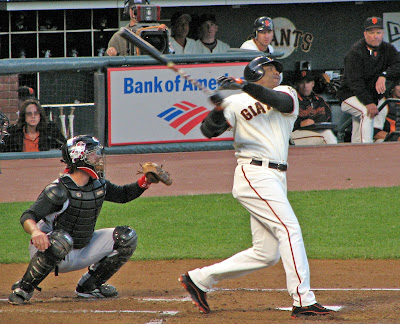 Pengertian Bisbol Barry Lamar Bonds (kanan) memegang rekor home run musim tunggal dan selamanya yang diakui secara resmi di Major League Baseball.