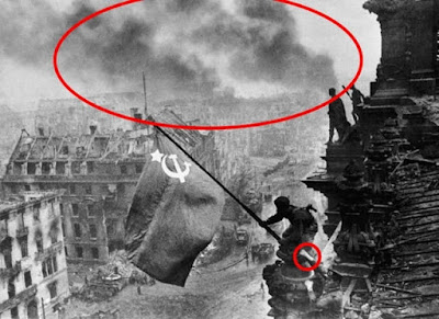 Izando la bandera sobre el Reichstag