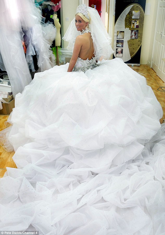 White Wedding Dress With The Theme Of Royal Queen