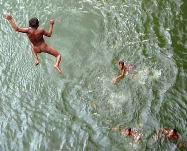 anak sedang lompat ke sungai