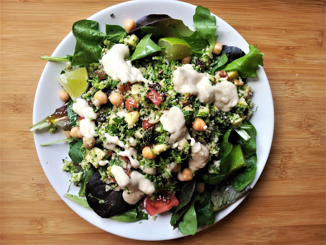 Ensalada con taboulé de brócoli, frutos secos y manzana, salsa de tahini