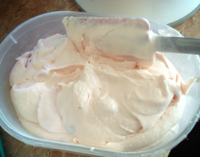 Bubble gum ice cream by Laka kuharica: Transfer to plastic container 