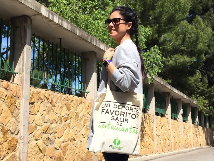 LOOK Primavera con Vaqueros, sudadera y camiseta con escote en la espalda