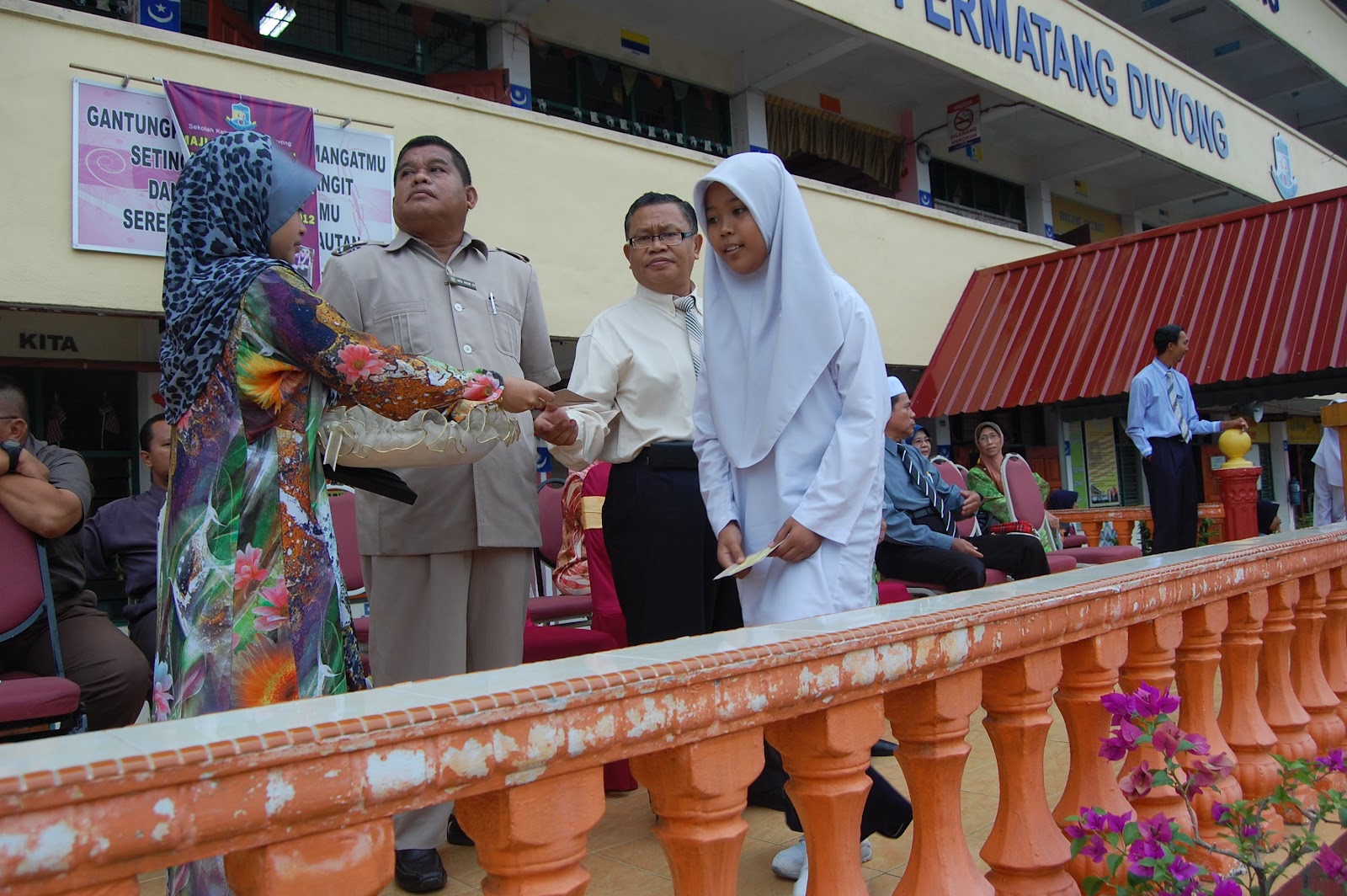 SEKOLAH KEBANGSAAN SERI DUYONG,MELAKA: PENYAMPAIAN GANJARAN PENINGKATAN AKADEMIK TARGET UPSR