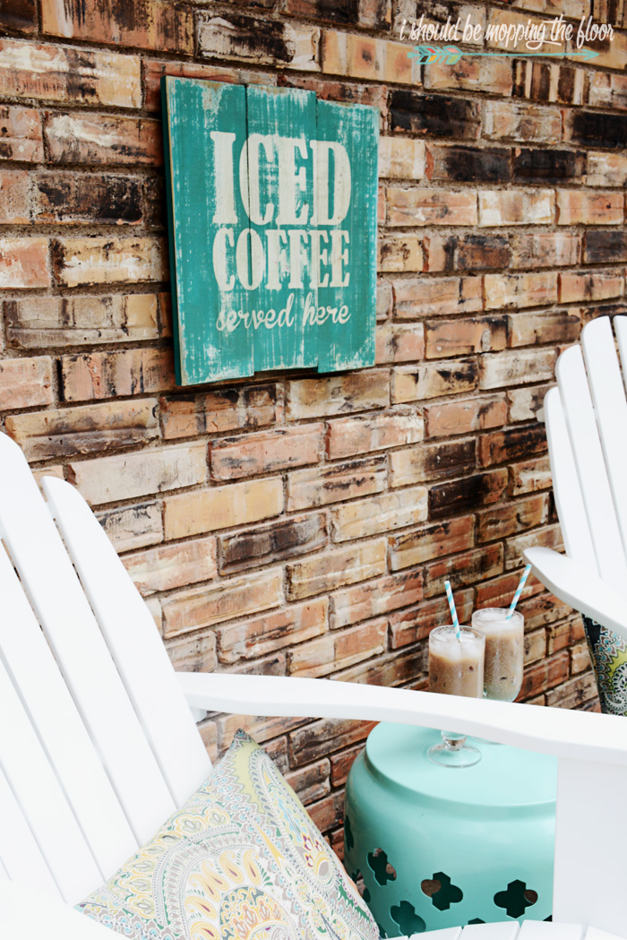 DIY Vintage Iced Coffee Sign : the perfect summertime sign! Full tutorial on paint technique and sign assembly. Easy to make.
