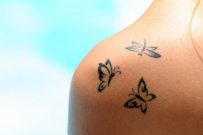 Tattoo Feminina borboletas no ombro
