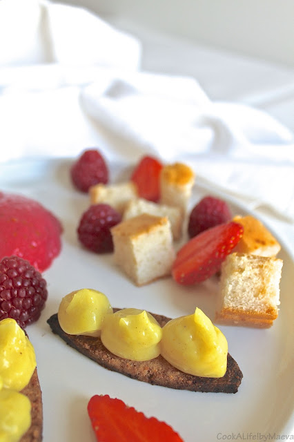 Cook A Life! by Maeva • Dessert "géométrique", variations de textures : mousse, crème pâtissière, génoise, fraises et framboises - Bataille Food #36 (vegan, sans lactose)