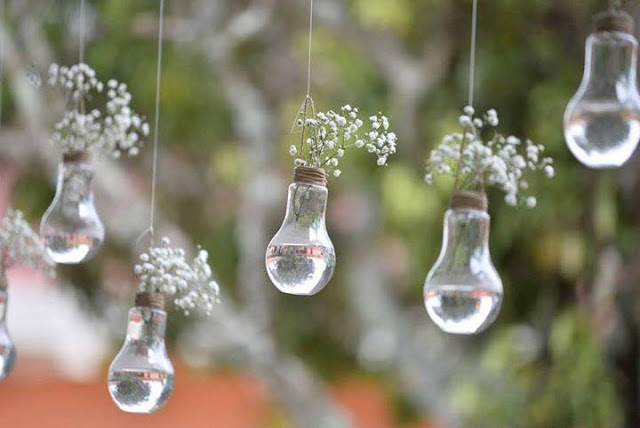 chá bar, noivos felizes, chá de panela, decoração diy, mesa do bolo, decoração amarela e azul, chá bar, rústico, varal de lâmpadas, flores suspensas, flores nas lâmpadas