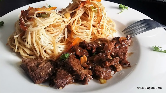 Carne de vita sautata in stil mongolez (Mongolia)