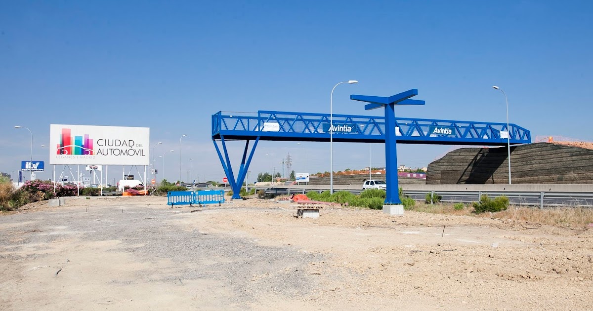 Una gran pasarela peatonal conecta la Ciudad del Automóvil con el nuevo barrio Puerta de Una gran pasarela peatonal conecta la Ciudad del Automóvil con el nuevo barrio Puerta de