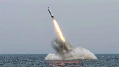 Lanzamiento submarino de un misil balístico, posiblemente desde la costa nororiental de Corea del Norte, 9 de mayo de 2015.