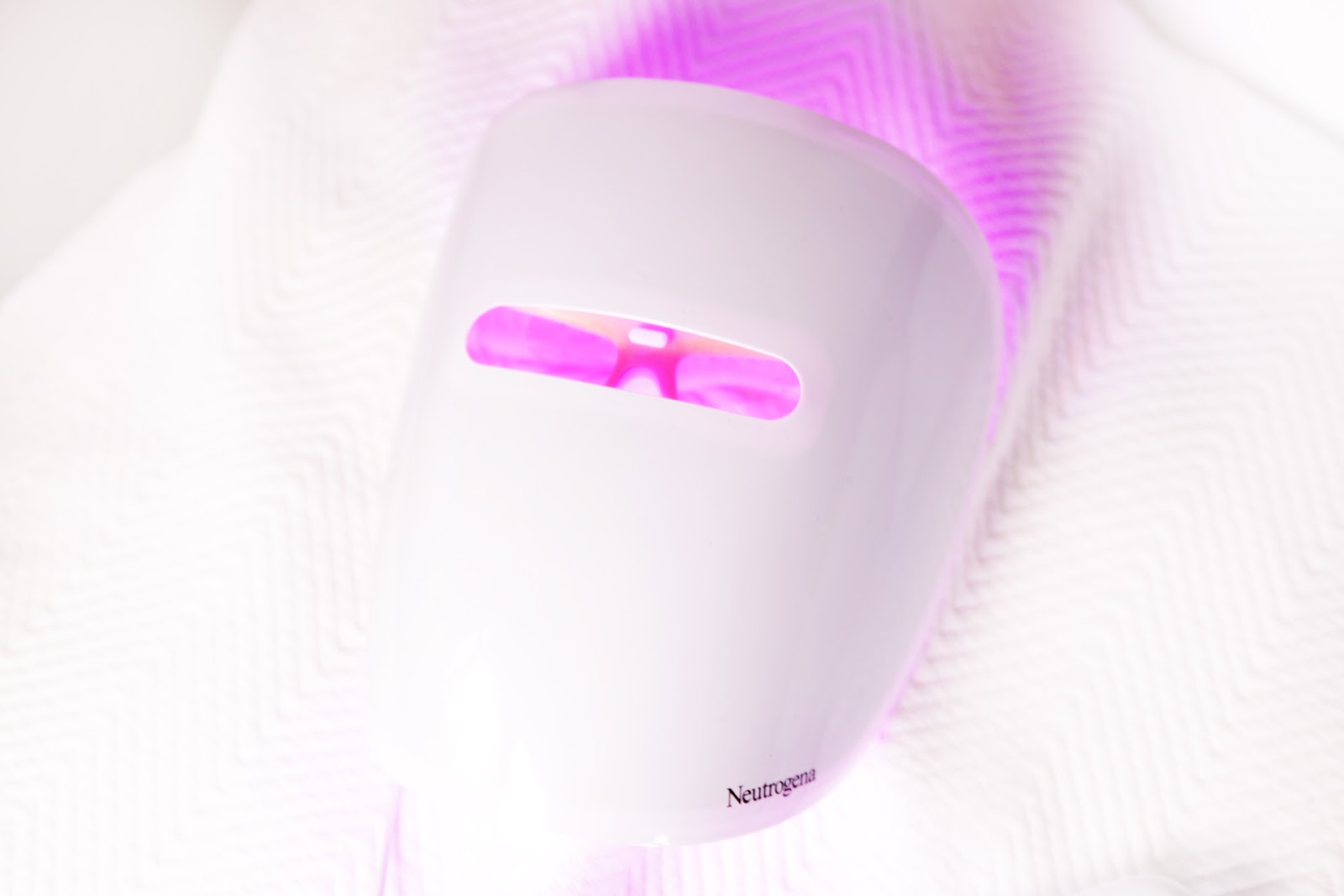 My Pale Skin Introducing the Neutrogena Visibly Clear® Light Therapy