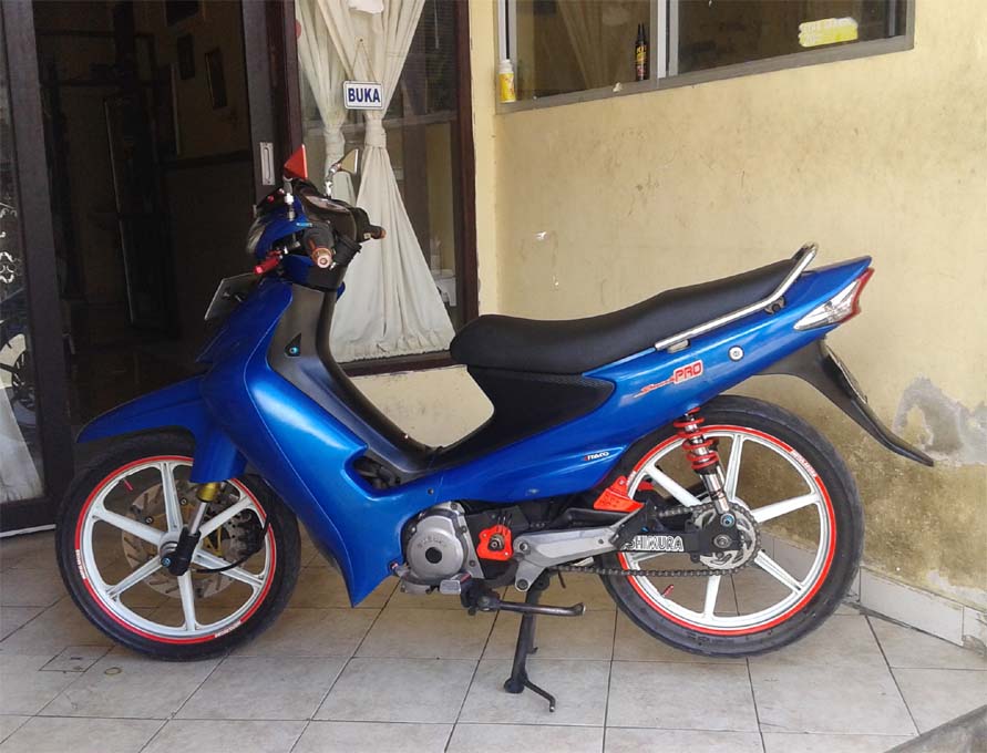 My Blue Bella Mempercantik swing arm Suzuki Smash dengan pipa Paralon