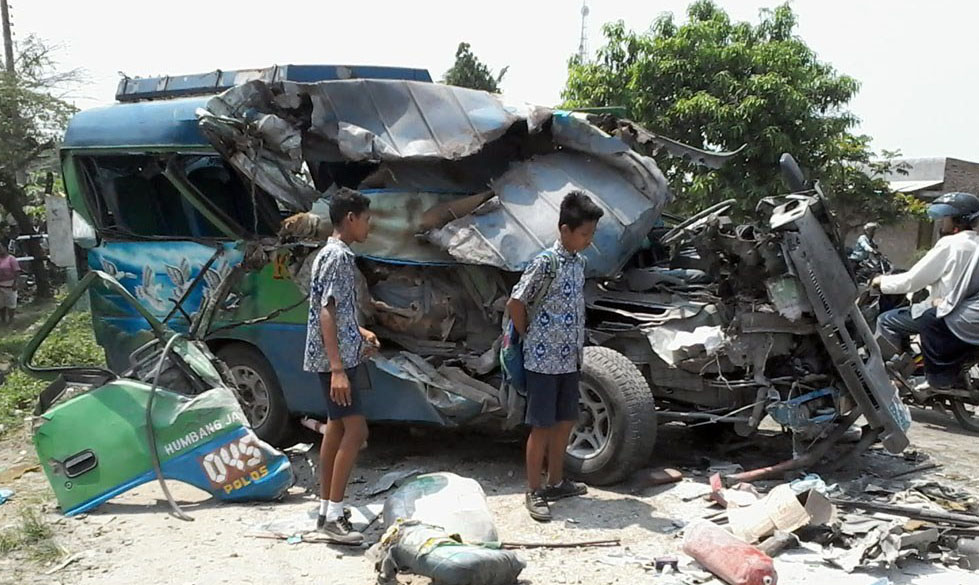 Bus KUPJ yang menghantam truk ringsek berat. Bus KUPJ yang menghantam truk ringsek berat.