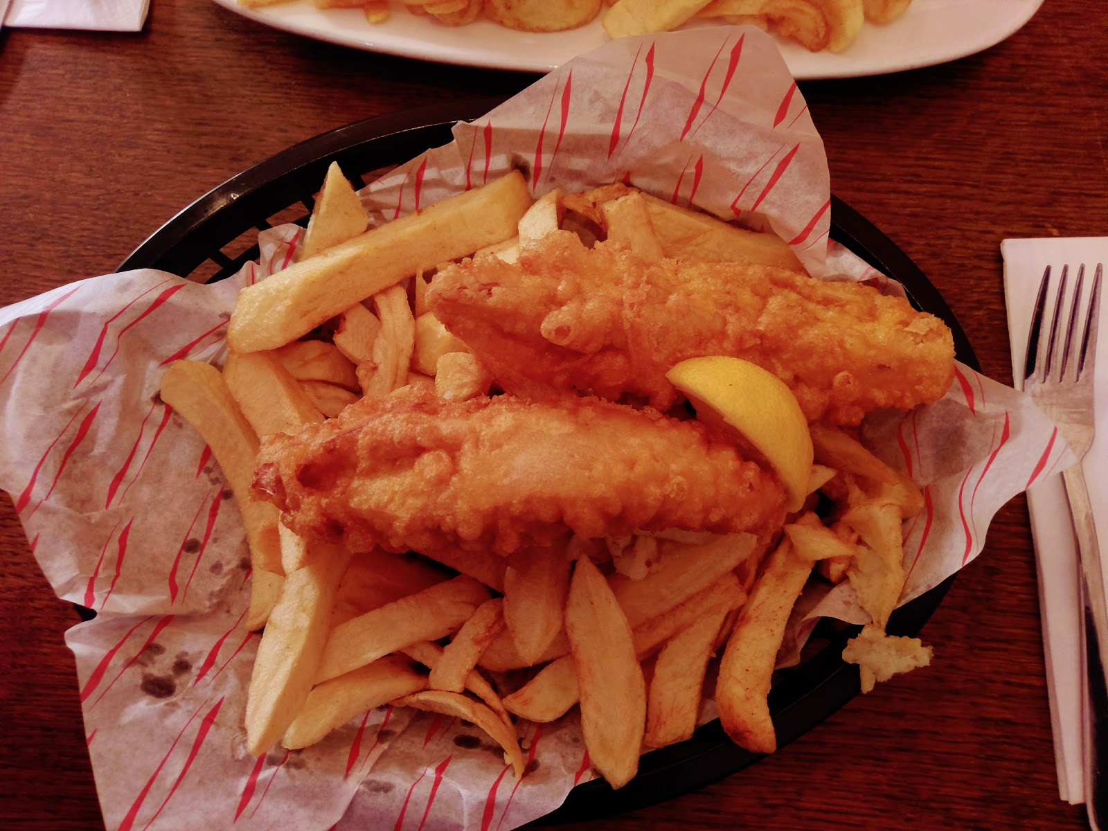 【倫敦 Fish and Chips 推薦】吃過還會再去，有神奇素食炸魚薯條的 Sutton and Sons 炸魚餐廳