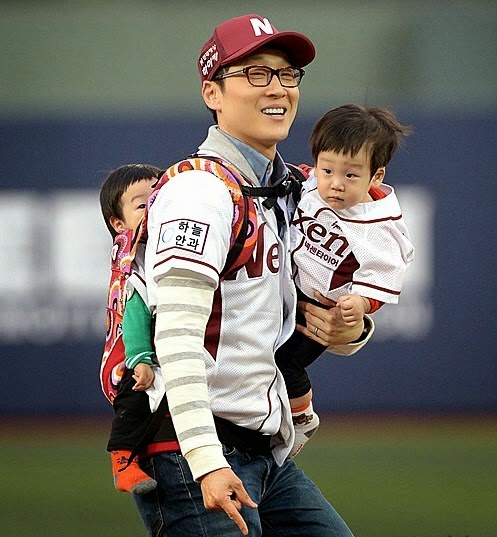 Lee Hwi Jae donates 100 million won under his family's name for Sewol
