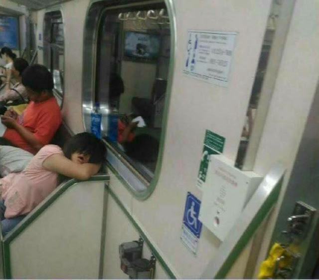 This Netizen Was Horrified After An MRT Passenger Stared At Him But He Became Even More Terrified When He Saw That Those Were Not Her Eyes! This Netizen Was Horrified After An MRT Passenger Stared At Him But He Became Even More Terrified When He Saw That Those Were Not Her Eyes!