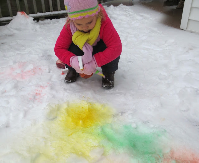 2-INGREDIENT SNOW PAINT- SO FUN! #snowpaint #snowpaintrecipe #koolaidsnow #koolaidsnowpaint #snowpaintforkids #snowpainting #snowpaintingforkids #paintthesnow #snowplay