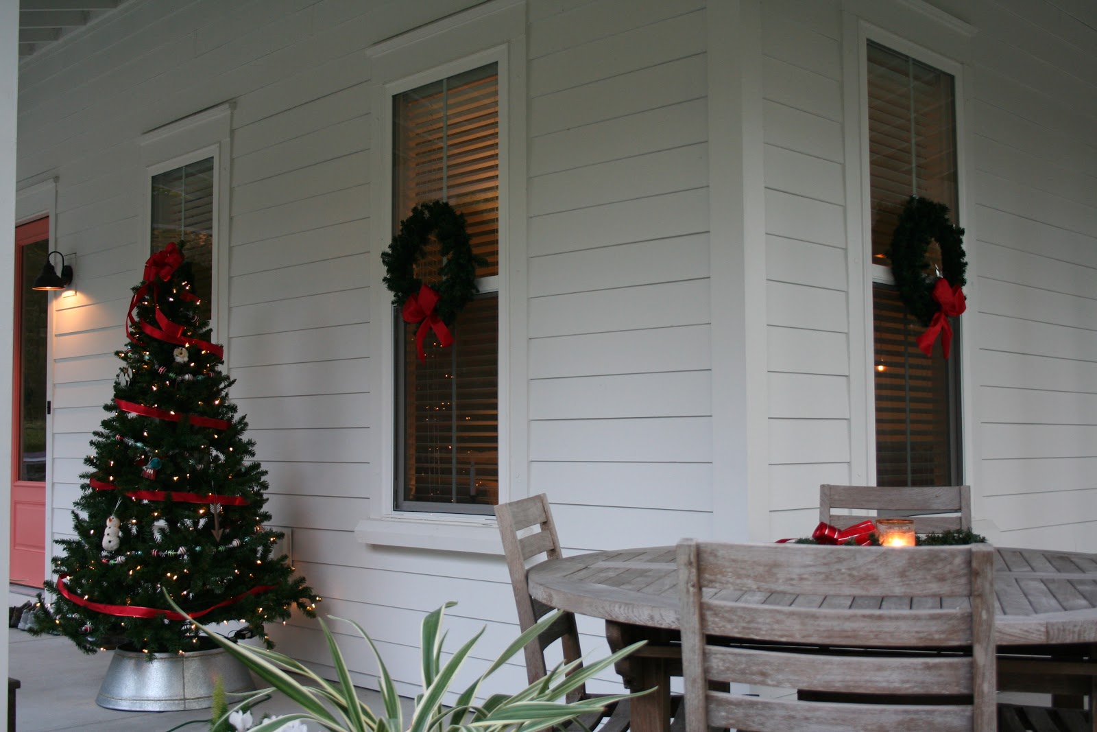 The Lowcountry Lady: Classic Outdoor Christmas Decorations