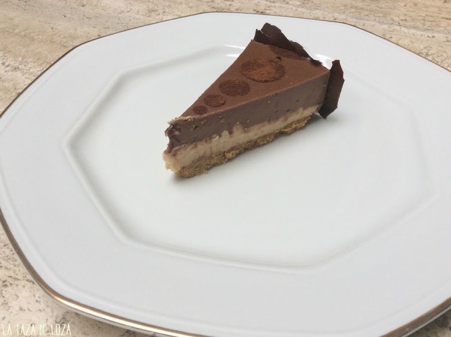 Corte de tarta de chocolates